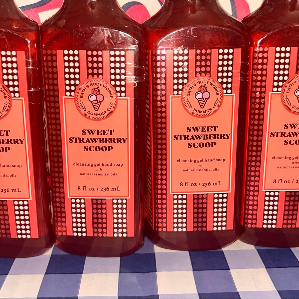New Sweet Strawberry Scoop Cleansing Gel Hand Soap Set of 4 Bath & Body works - Picture 2 of 3